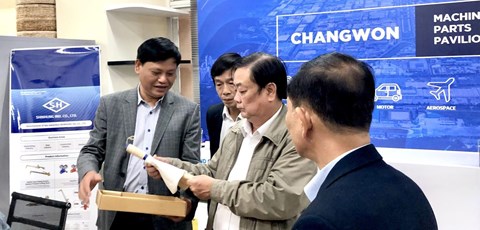 Thứ trưởng Bộ Nông nghiệp và Phát triển Nông thôn Lê Minh Hoan thăm hoạt động kết nối cung cầu công nghệ