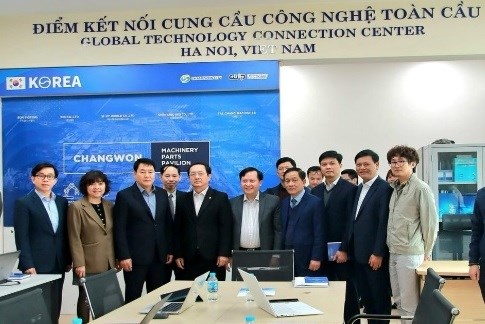 Bộ trưởng Huỳnh Thành Đạt thăm hoạt động Điểm kết nối cung cầu công nghệ toàn cầu